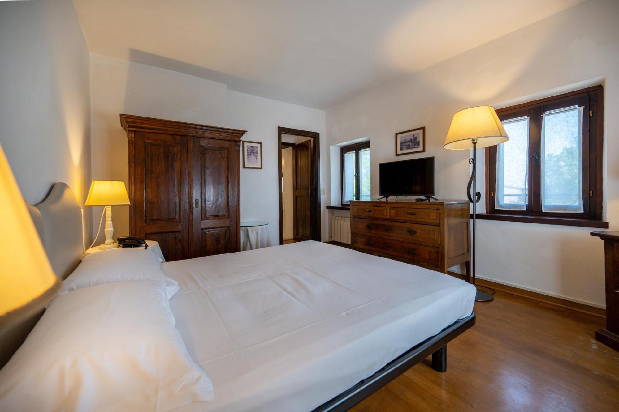 Palazzo Viviani Castello Di Montegridolfo Hotel Room photo