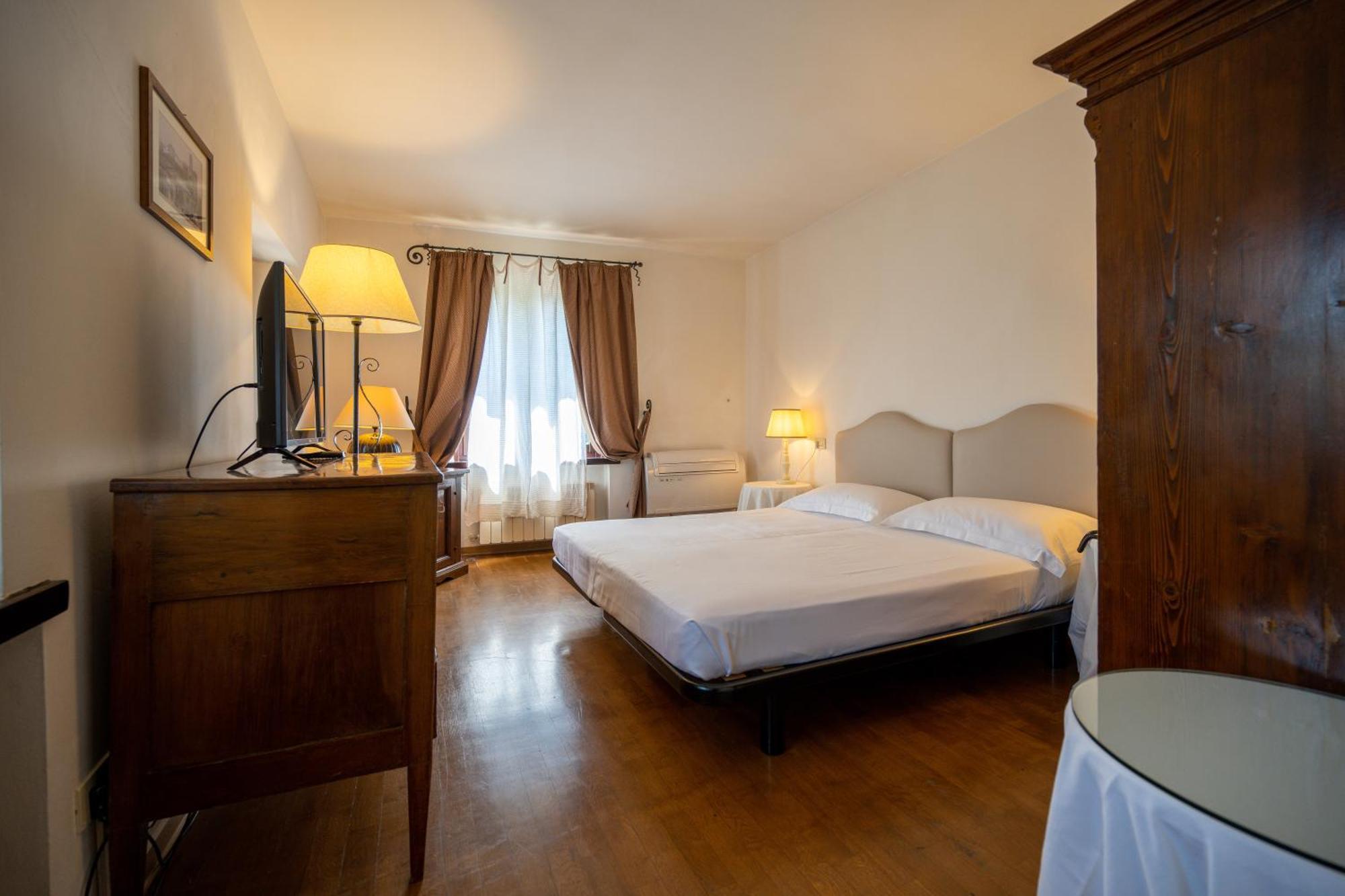 Palazzo Viviani Castello Di Montegridolfo Hotel Room photo