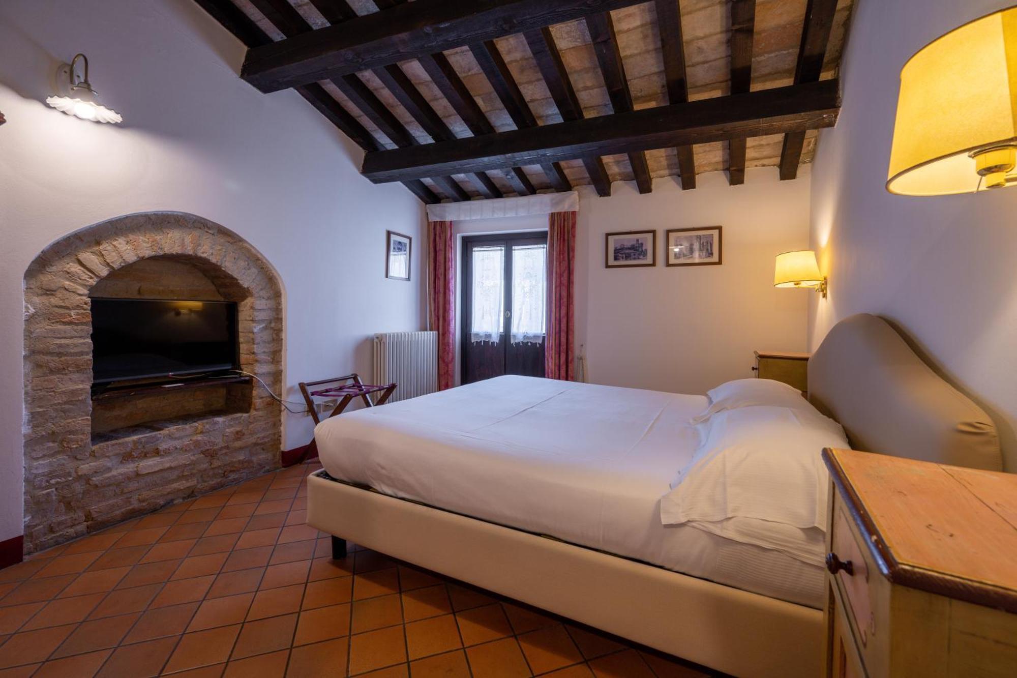 Palazzo Viviani Castello Di Montegridolfo Hotel Room photo